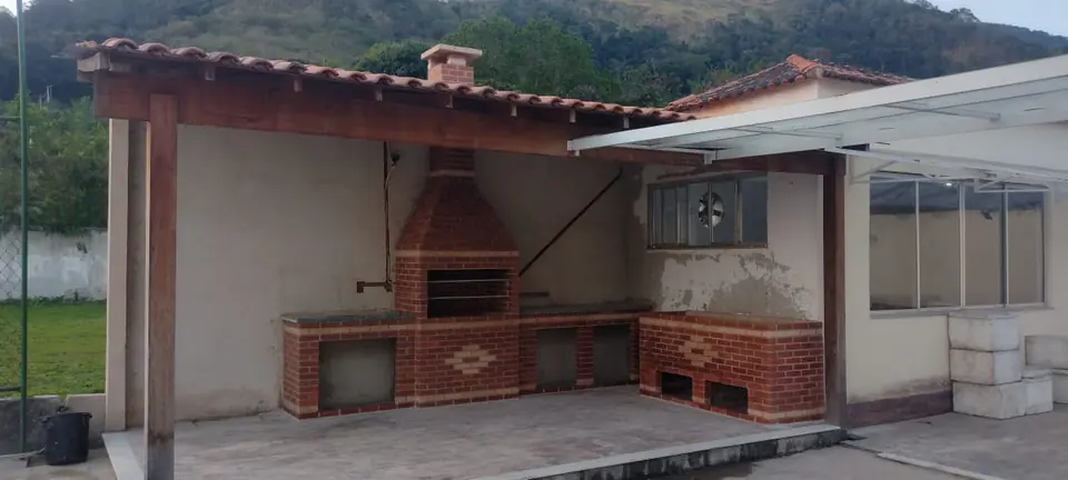 Área gourmet na varanda com churrasqueira e bancadas
