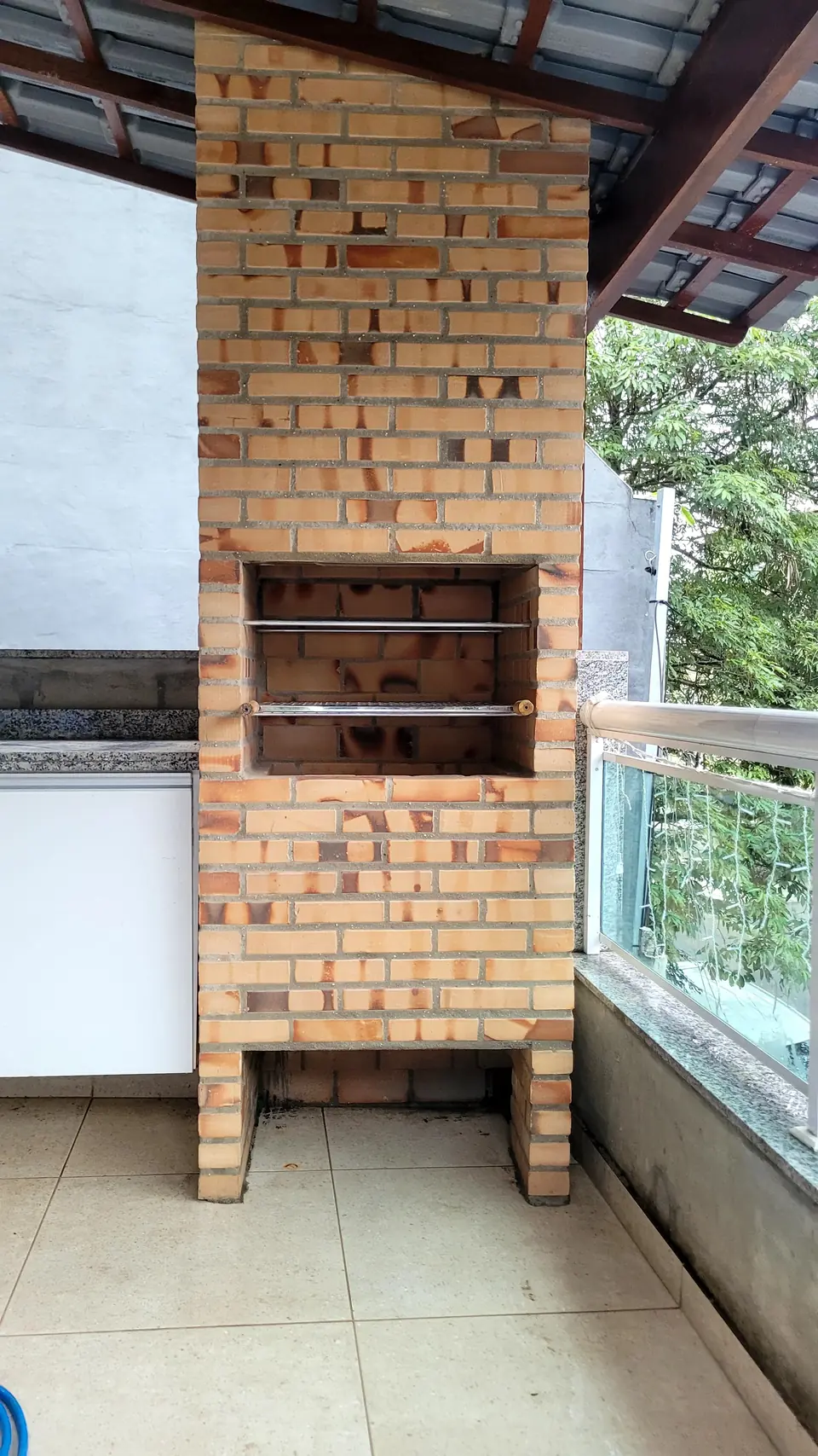 Churrasqueira de alvenaria em varanda de apartamento