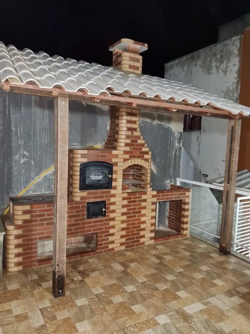 Churrasqueira com grelha e forno com porta de ferro