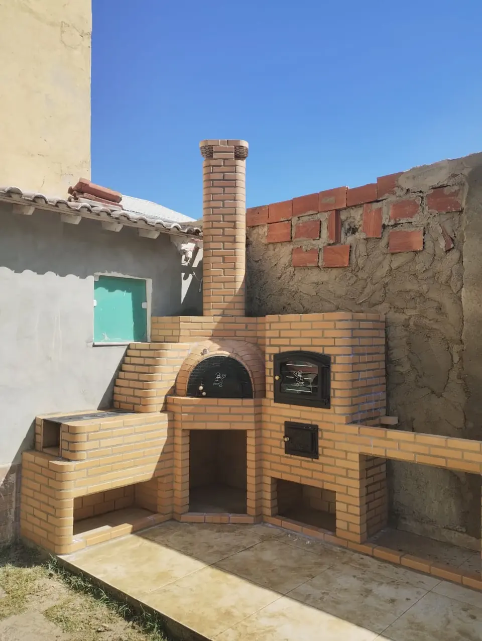 Churrasqueira com forno de pizza em cúpula e forno à lenha