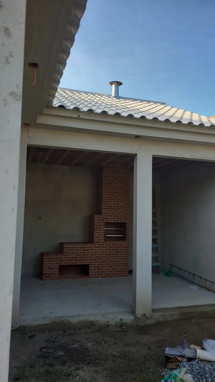 Churrasqueira com lateral escalonada, em obra