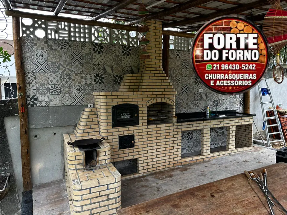 Espaço gourmet com fogão à lenha, forno e churrasqueira