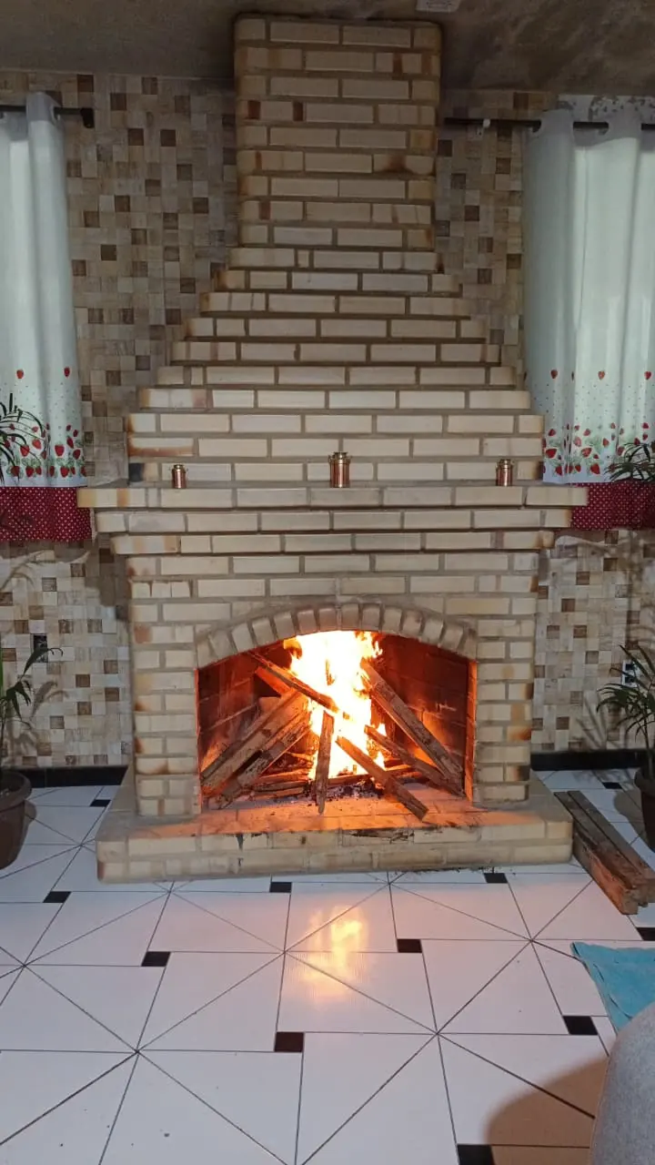 Lareira de tijolo aparente