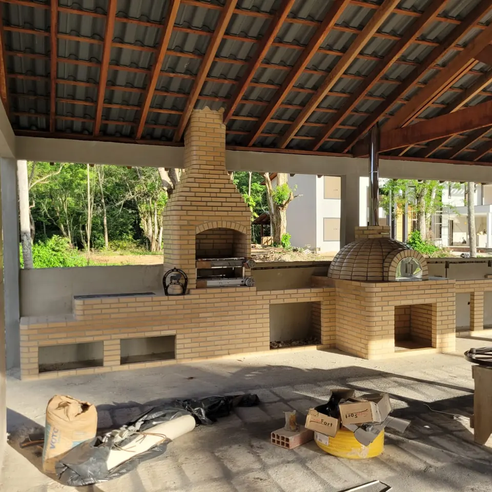 Churrasqueira e forno de pizza em quiosque, durante a obra